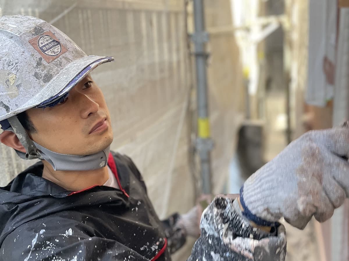 小平市花小金井のペイントプラス 外壁塗装をする職人