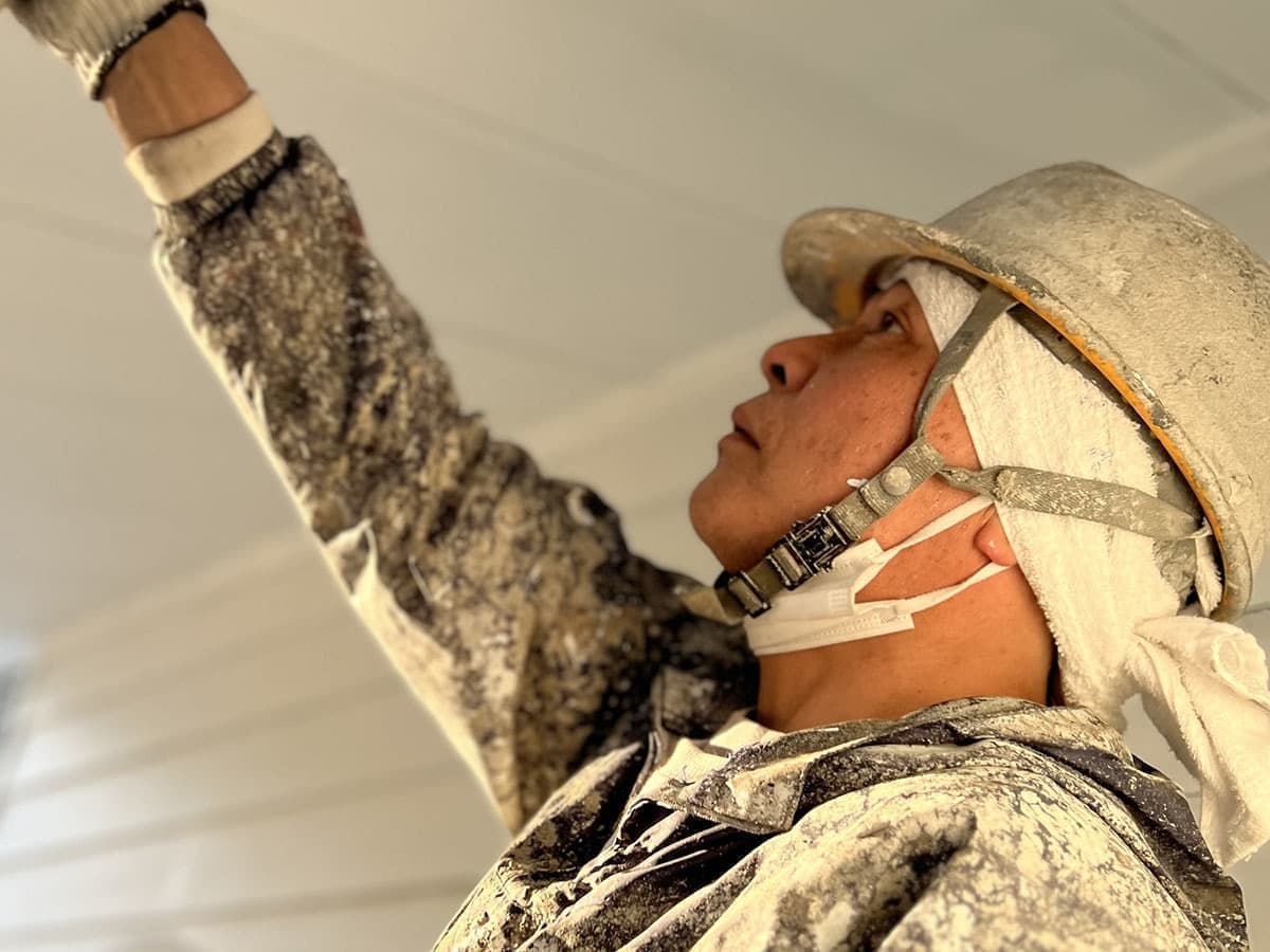 小平市花小金井のペイントプラス 外壁塗装をする職人