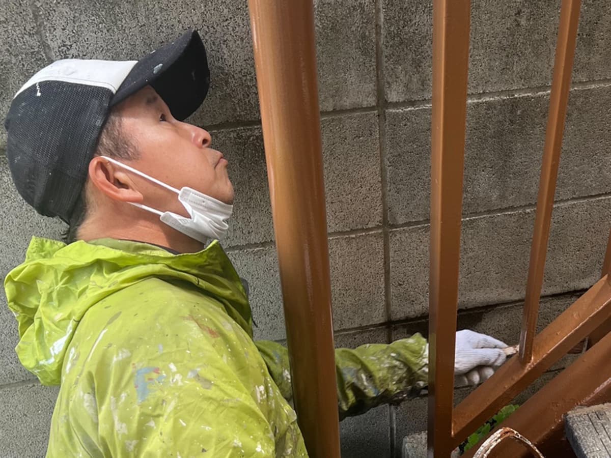 小平市花小金井のペイントプラス 外壁塗装をする職人