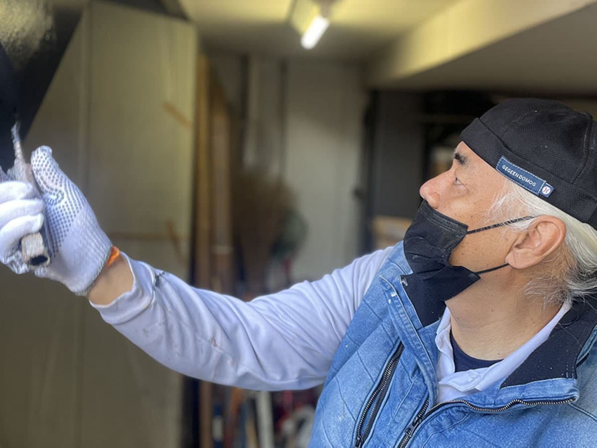 小平市花小金井のペイントプラス 外壁塗装をする親方